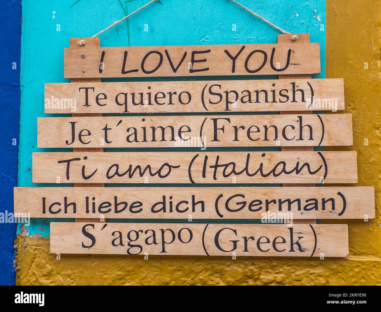 Tavolette di legno con la parola 'ti amo' in diverse lingue appendono per strada a Bogotà. Colombia. San Valentino. America del Sud Foto Stock