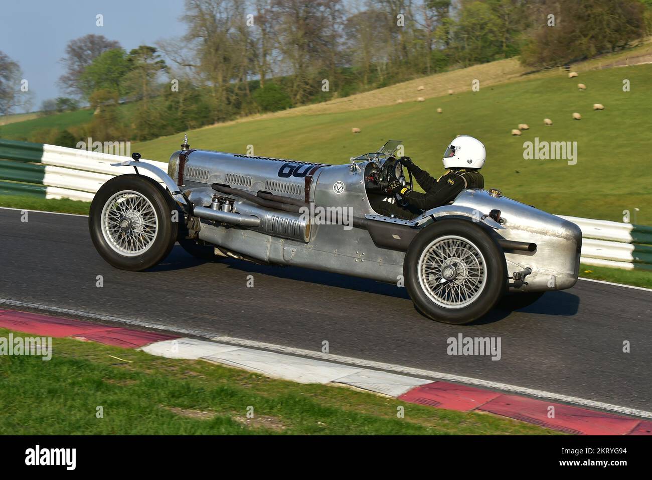 Jeffrey Edwards, Alvis Silver Eagle, la seconda Allcomers handicap Race della riunione, una gara di cinque giri con l'obiettivo che tutti i veicoli irr Foto Stock