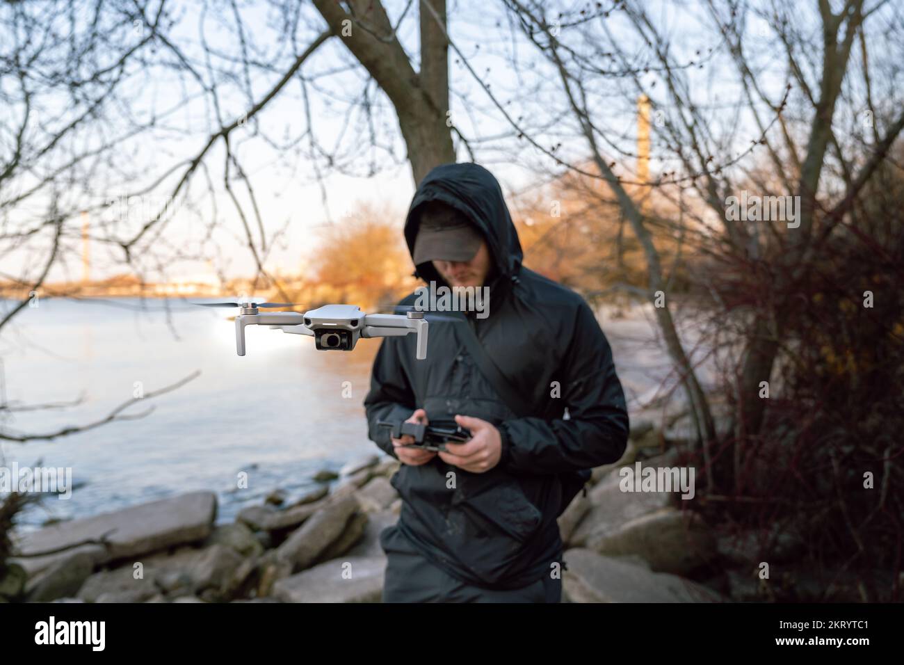 Un giovane lancia un mini drone in aria Foto Stock