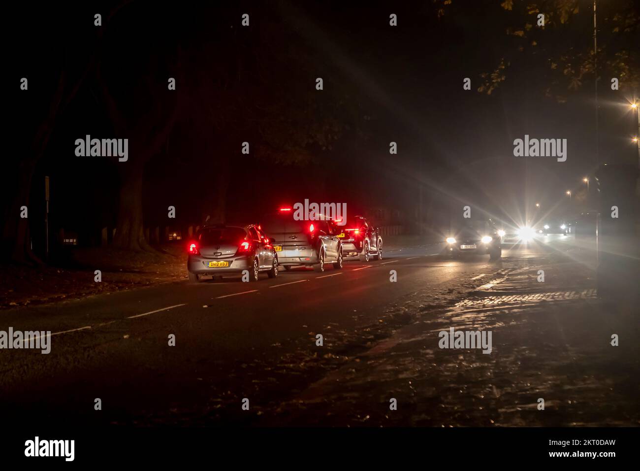 Auto in prima serata su Park Avenue South, Northampton, Inghilterra, Regno Unito. Foto Stock