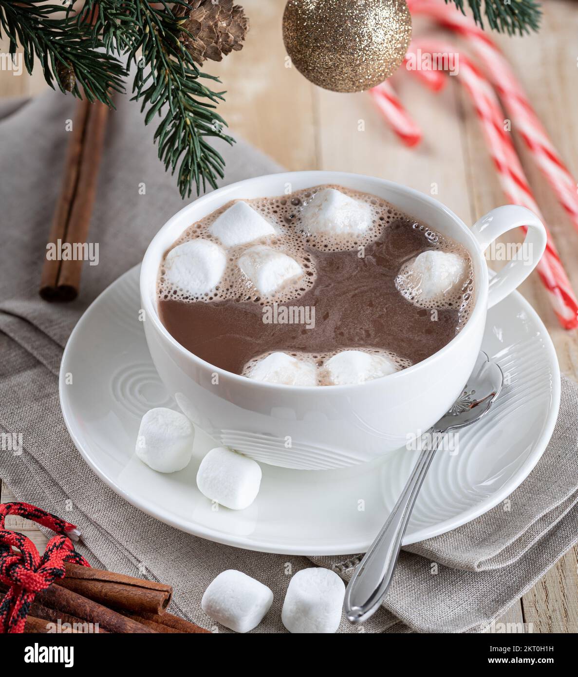 Tazza di cioccolata calda con marshmallows su un tavolo di legno con decorazioni natalizie Foto Stock