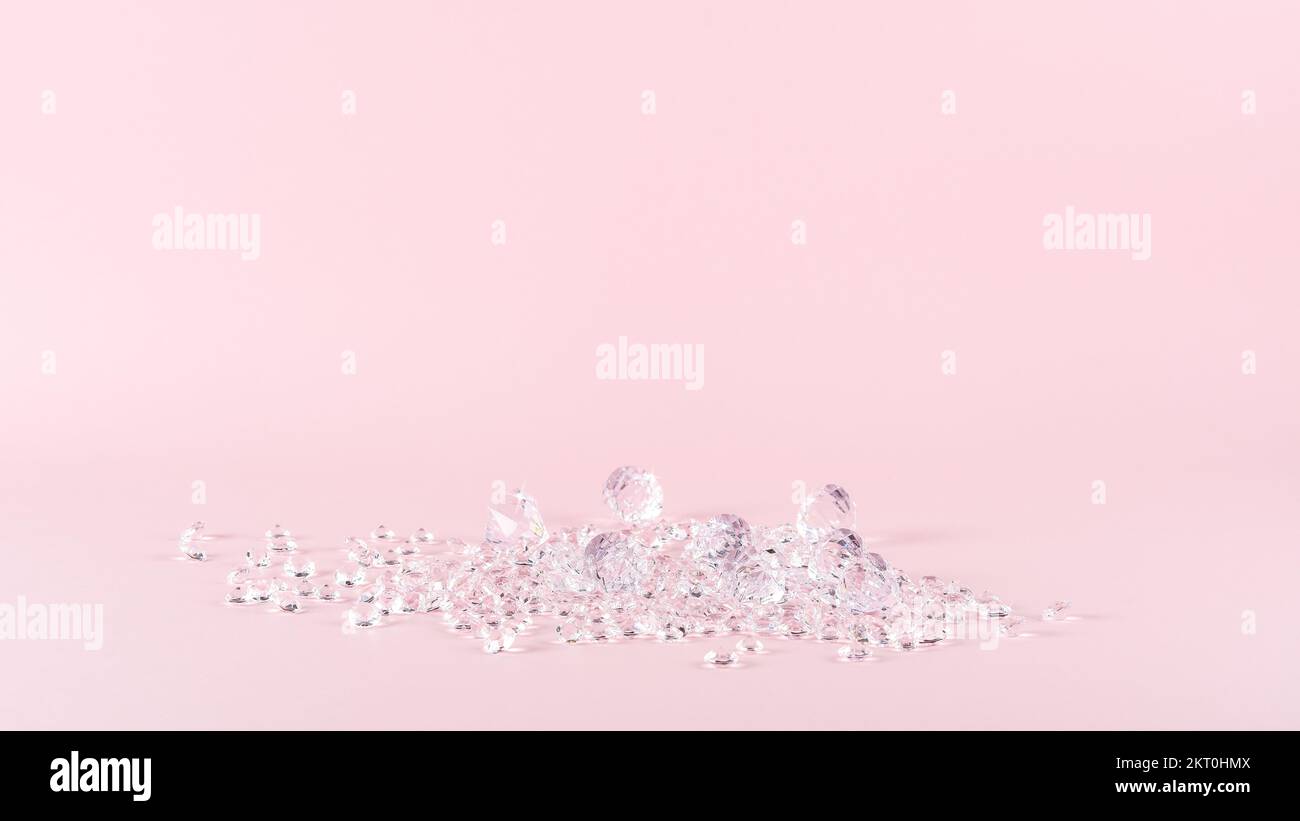 Diamanti luminosi su sfondo rosa. Concetto creativo e minimale. Foto Stock