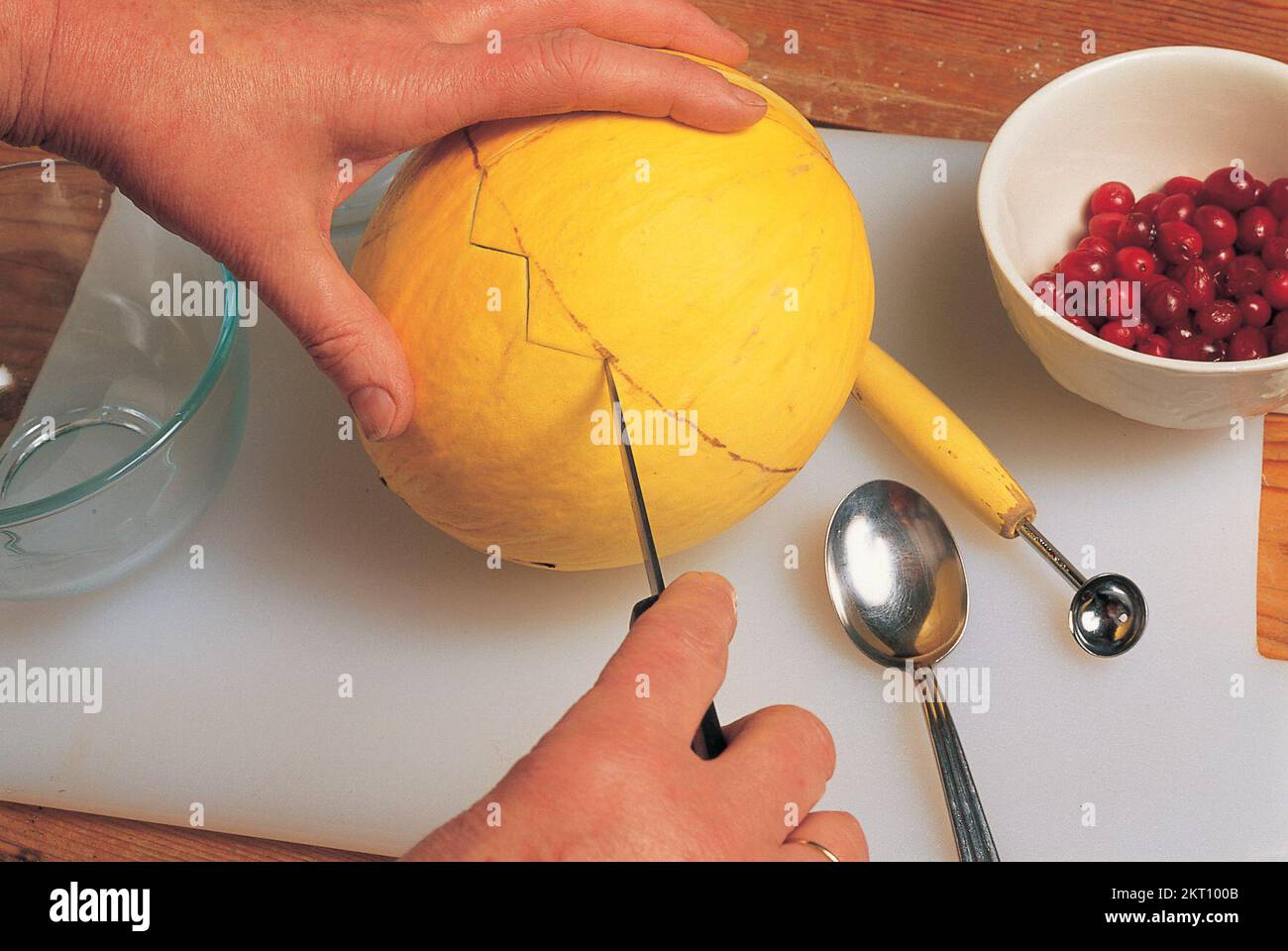 Taglio a zig-zag nel melone Foto Stock