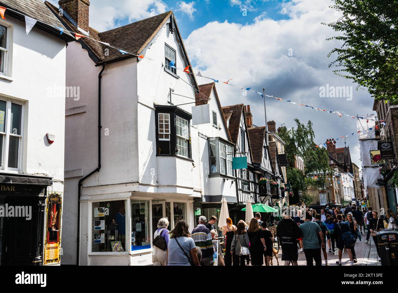 Canterbury,Kent,Inghilterra,Regno Unito - 31 agosto 2022 : Vista di High Street nel pomeriggio Foto Stock