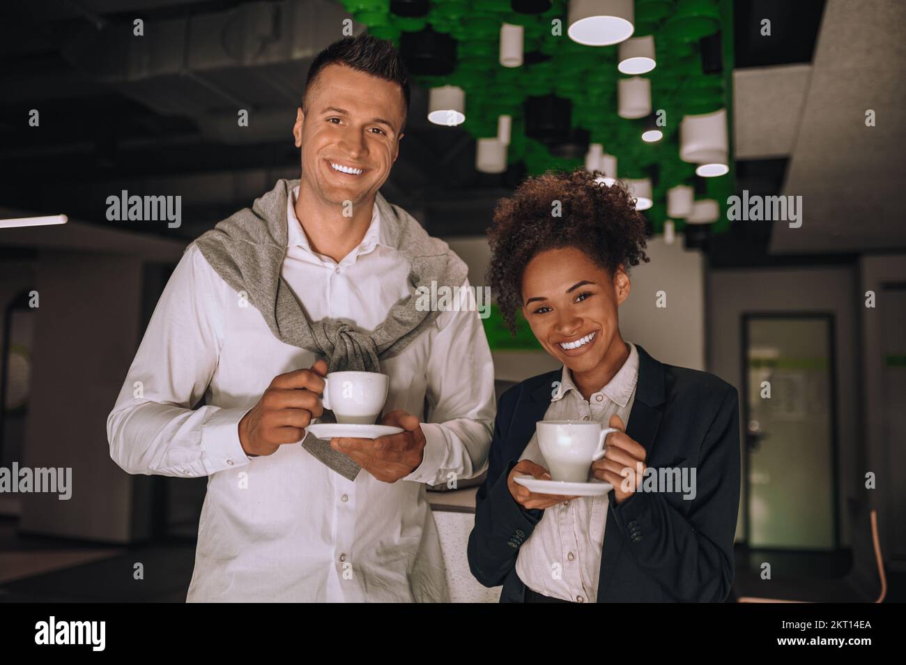 Felice uomo e donna con il caffè guardando la macchina fotografica Foto Stock