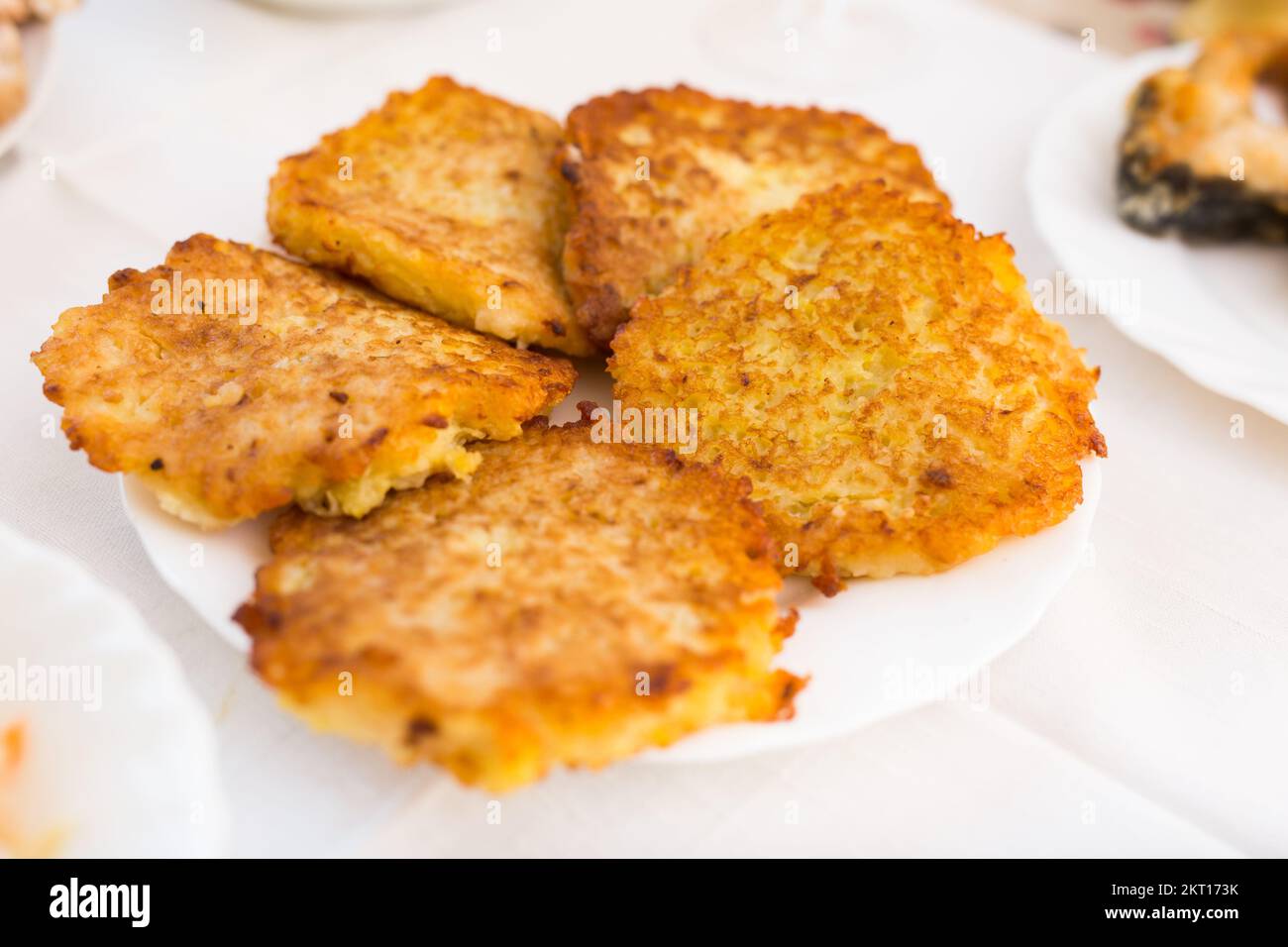 Frittelle di patate grattugiate fritte con panna acida su piatto bianco  Foto stock - Alamy