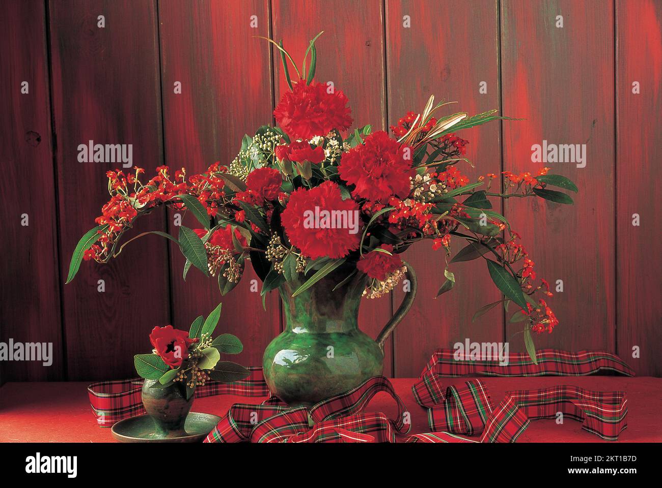 Composizione floreale in vaso verde Foto Stock