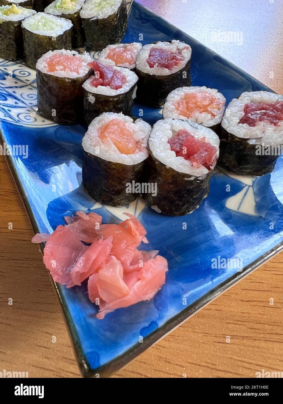 Il sushi è un tipico piatto di origine giapponese a base di riso. Foto Stock