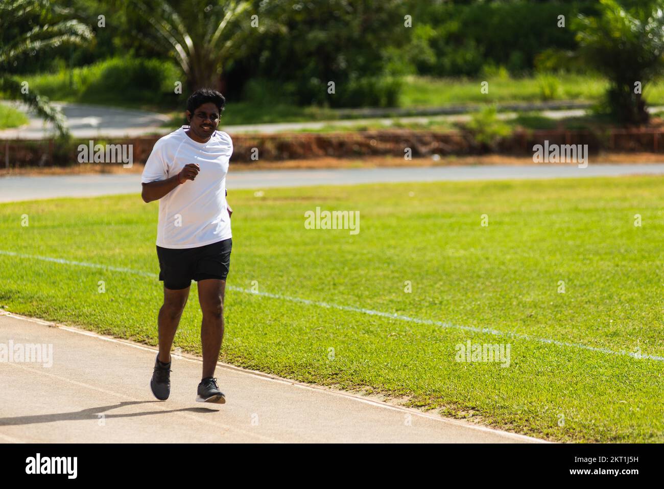 sport runner uomo nero indossare piedi scarpe allenamento attivo corsa Foto Stock
