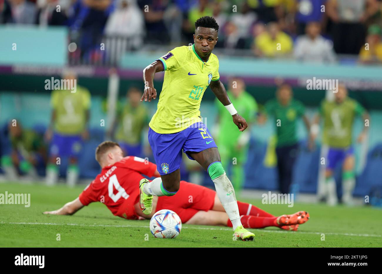 DOHA, QATAR - 28 NOVEMBRE: Coppa del mondo FIFA Qatar 2022 incontro di gruppo G tra Brasile e Svizzera allo Stadio 974 il 28 novembre 2022 a Doha, Qatar. Brasilien Schweiz Vinicius Junior del Brasile © diebilderwelt / Alamy Stock Foto Stock