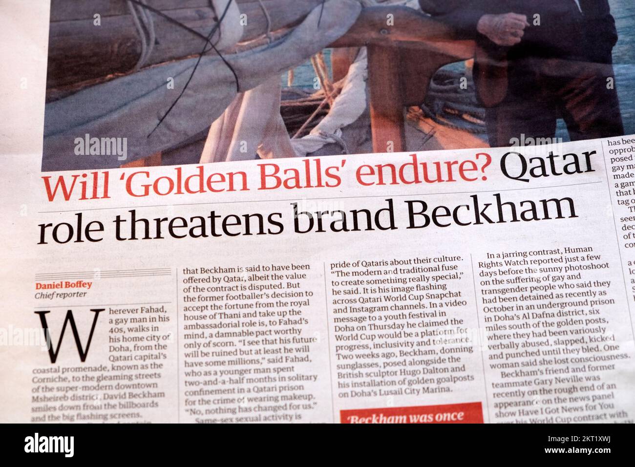 "Dureranno le "palline d'oro"? Il ruolo del Qatar minaccia il marchio Beckham' Guardian giornale headline 2022 Coppa del mondo di calcio clipping 19 novembre Londra UK Foto Stock