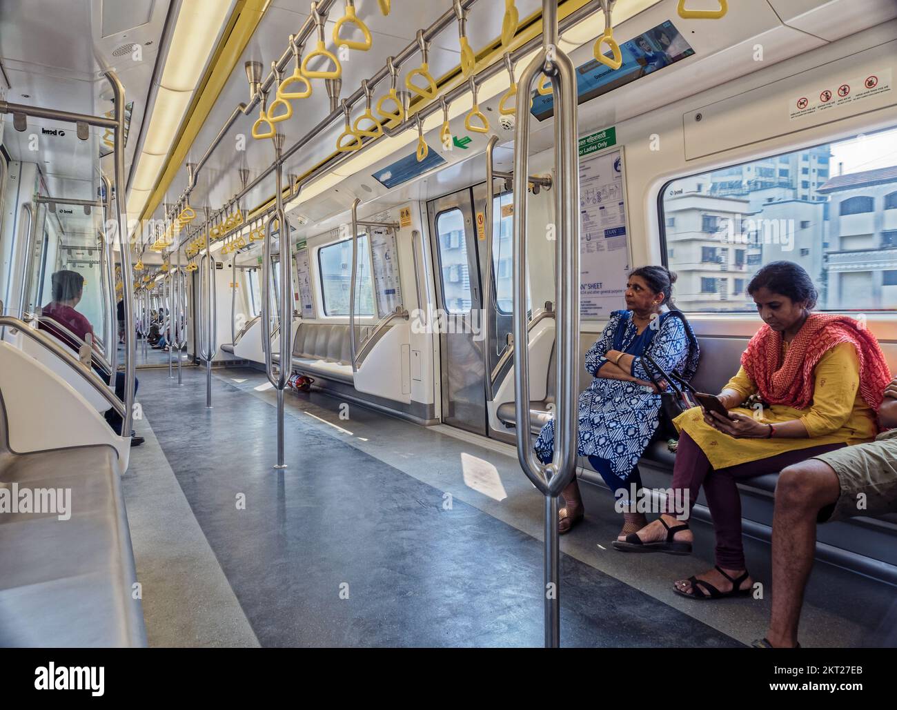 11 27 2022 New Mumbai Metro Train è un comodo, moderno, veloce, nuovo modo di trasporto con aria condizionata a Mumbai, India. Foto Stock