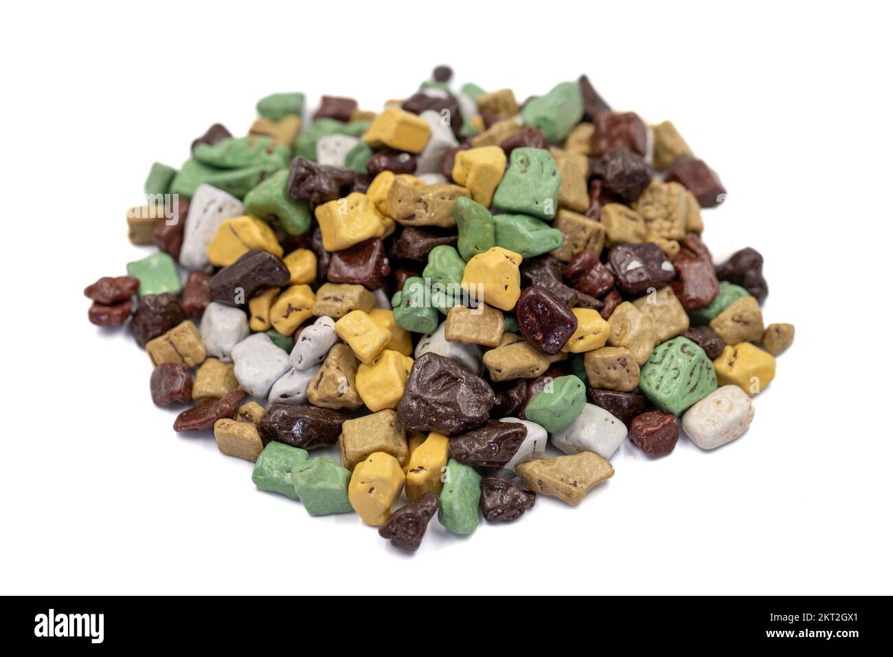 Cioccolato di ciottoli. Cioccolatini al latte a forma di pietra isolati su sfondo bianco. primo piano Foto Stock Cioccolato di ciottoli. Cioccolatini al latte a forma di pietra isolati su sfondo bianco. primo piano Foto Stock