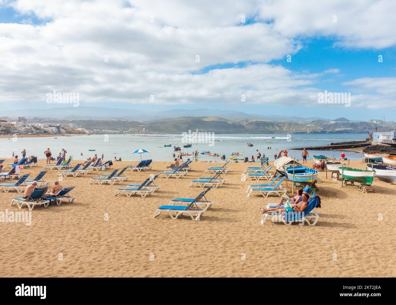 Las Palmas, Gran Canaria, Isole Canarie, Spagna. 29th novembre 2022. Turisti, molti provenienti dal Regno Unito, sulla spiaggia della città di Las Palmas su Gran Canaria. Credit: Alan Dawson/Alamy Live News Foto Stock