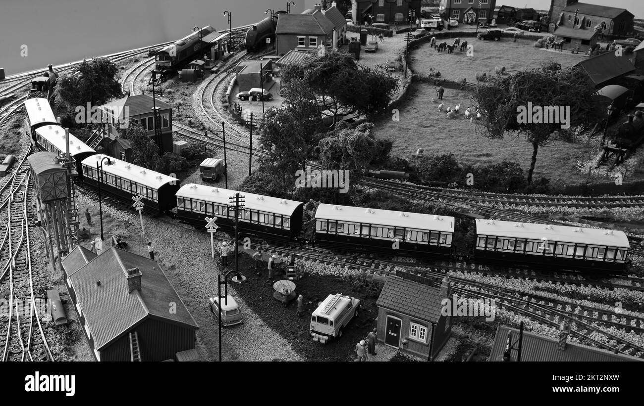 Carrozze vittoriane su una ferrovia modello. Foto Stock