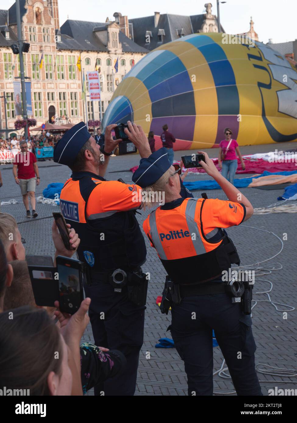 Sint Niklaas, 04 settembre 2022, due poliziotti belgi scattano una foto delle mongolfiere sul mercato di Sint Niklaas durante la celebrità della pace Foto Stock