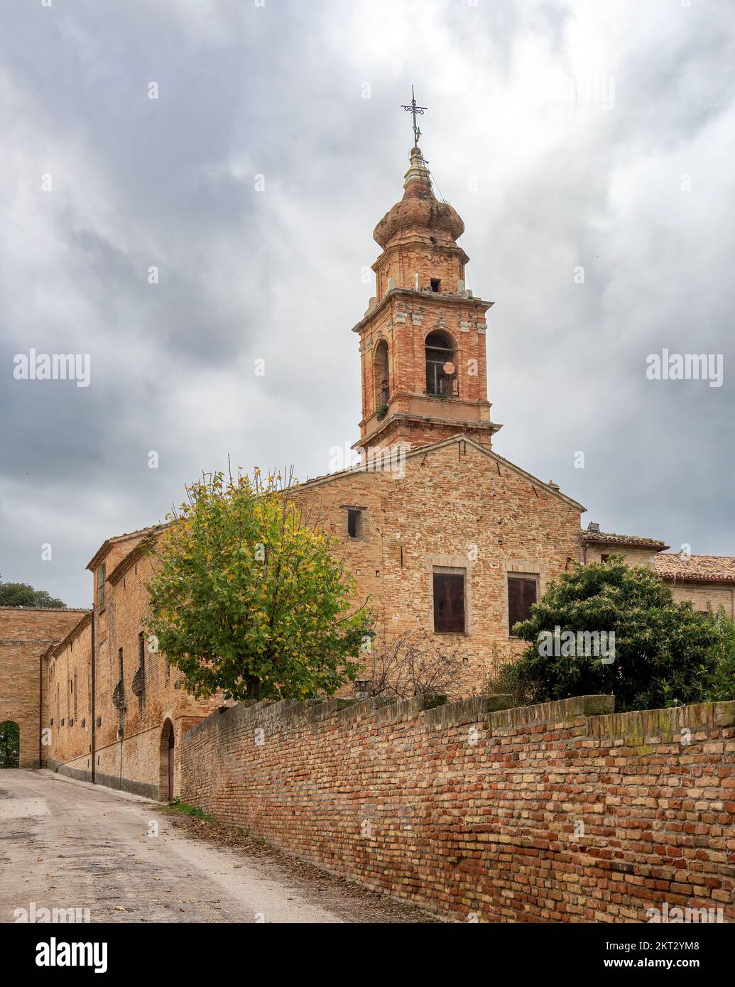 Santuario del Beato Sante nei pressi di Monbaroccio, piccolo borgo fortificato della provincia di Pesaro e Urbino nelle Marche Foto Stock