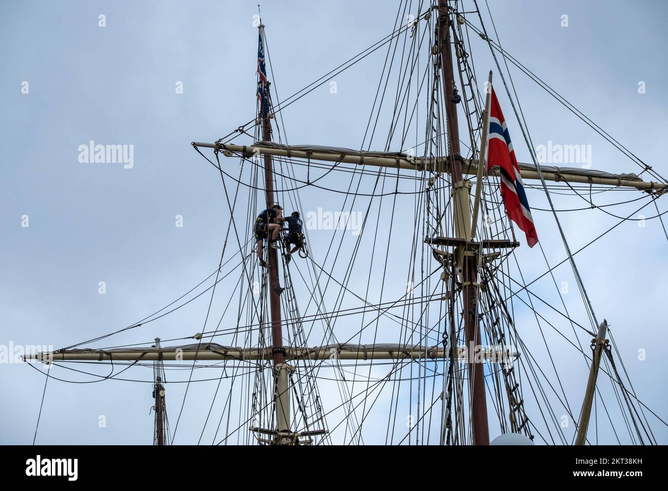 Las Palmas, Gran Canaria, Isole Canarie, Spagna. 29th Novembre 2022. L'equipaggio che lavora in alto sull'attrezzatura della nave da addestramento norvegese, Sorgandet, la più antica e più autentica nave al mondo ancora in servizio. La nave fu costruita nel 1927. Credit: Alan Dawson/Alamy Live News Foto Stock