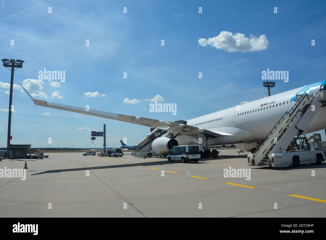 Aeroporto di Francoforte Germania 02 agosto 2022 - Eurowings Scopri l'aereo con scale passeggeri e cielo blu Foto Stock