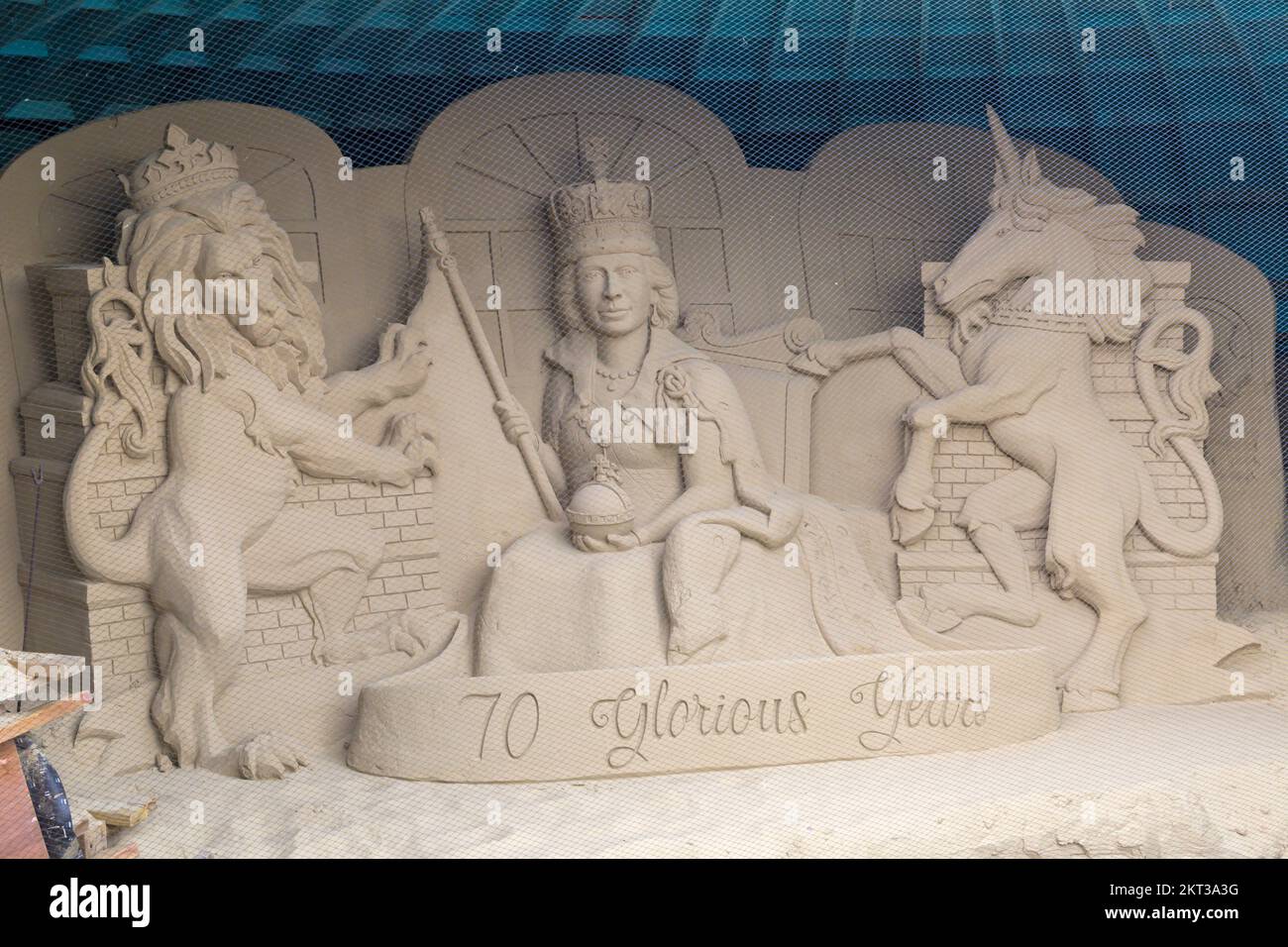 70 gloriosi anni di scultura di sabbia sulla spiaggia di Weymouth, Dorset UK nel mese di ottobre - Platinum Jubilee Foto Stock