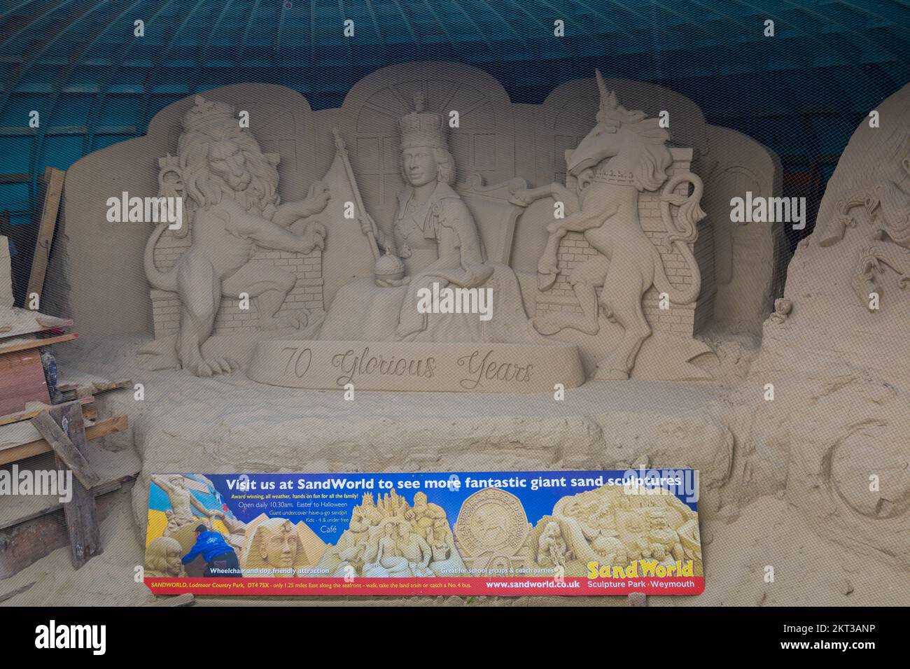 70 gloriosi anni di scultura di sabbia sulla spiaggia di Weymouth, Dorset UK nel mese di ottobre - Platinum Jubilee Foto Stock
