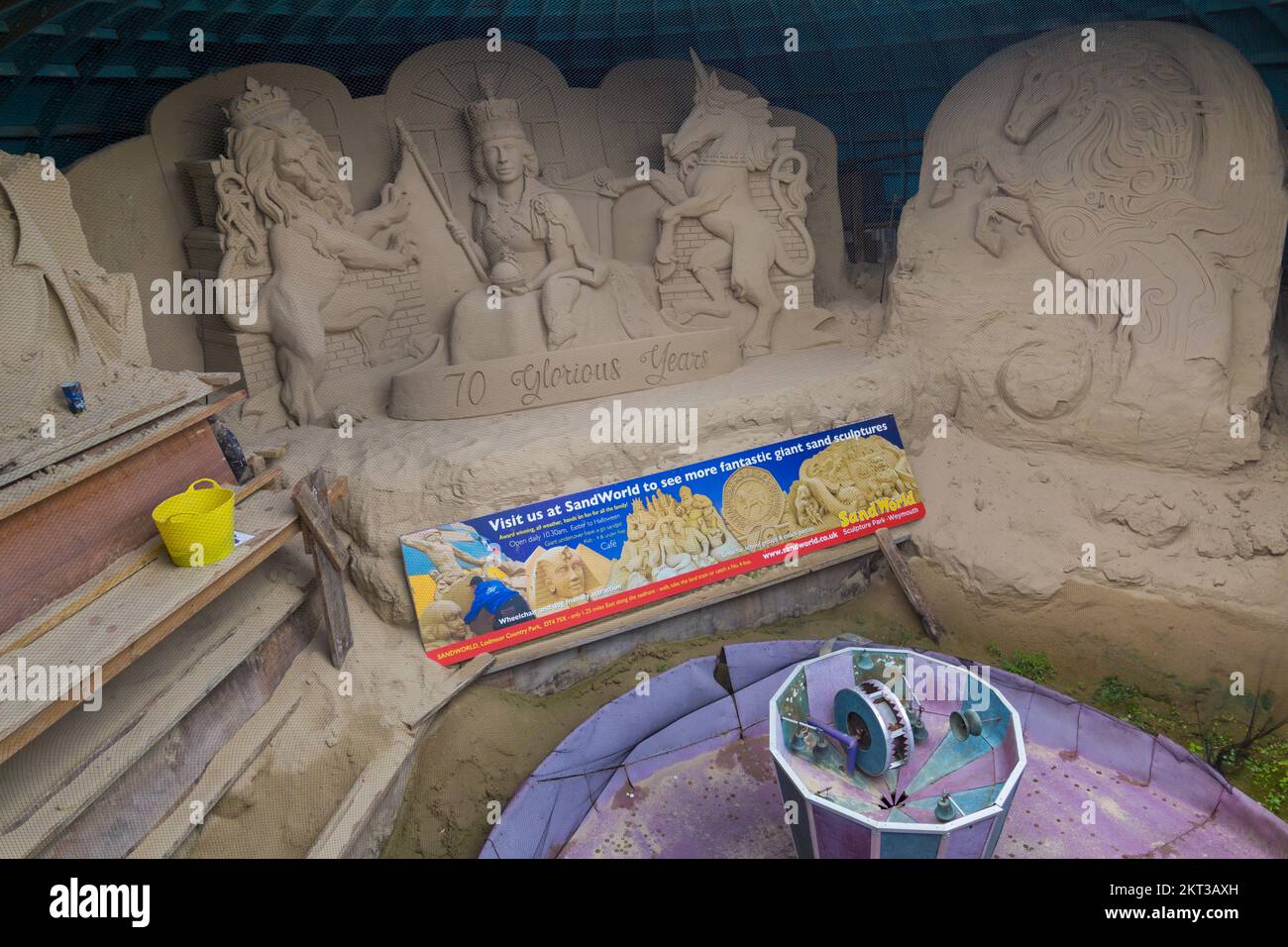 70 gloriosi anni di scultura di sabbia sulla spiaggia di Weymouth, Dorset UK nel mese di ottobre - Platinum Jubilee Foto Stock
