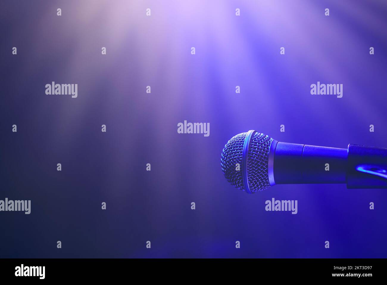 Primo piano del microfono illuminato sul palco contro i faretti. Foto Stock