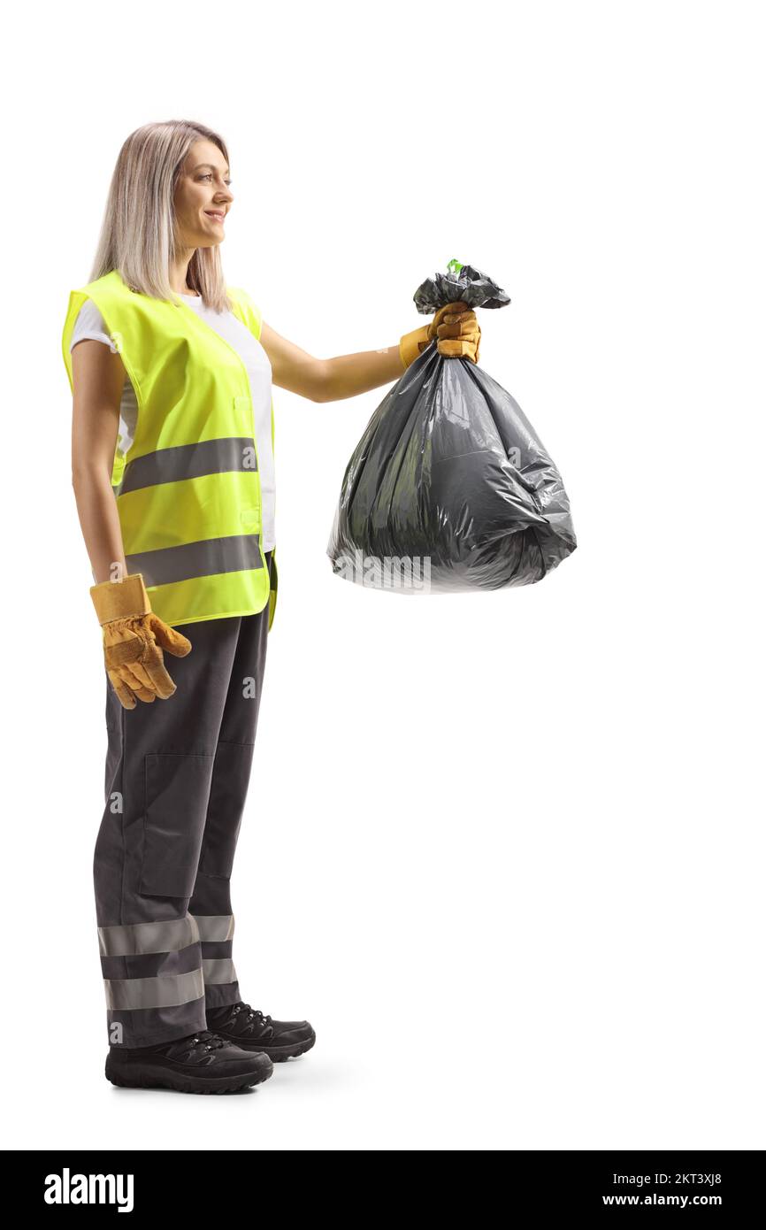 Immagine a profilo intero di un raccoglitore di rifiuti femmina che contiene un sacchetto contenitore isolato su sfondo bianco Foto Stock