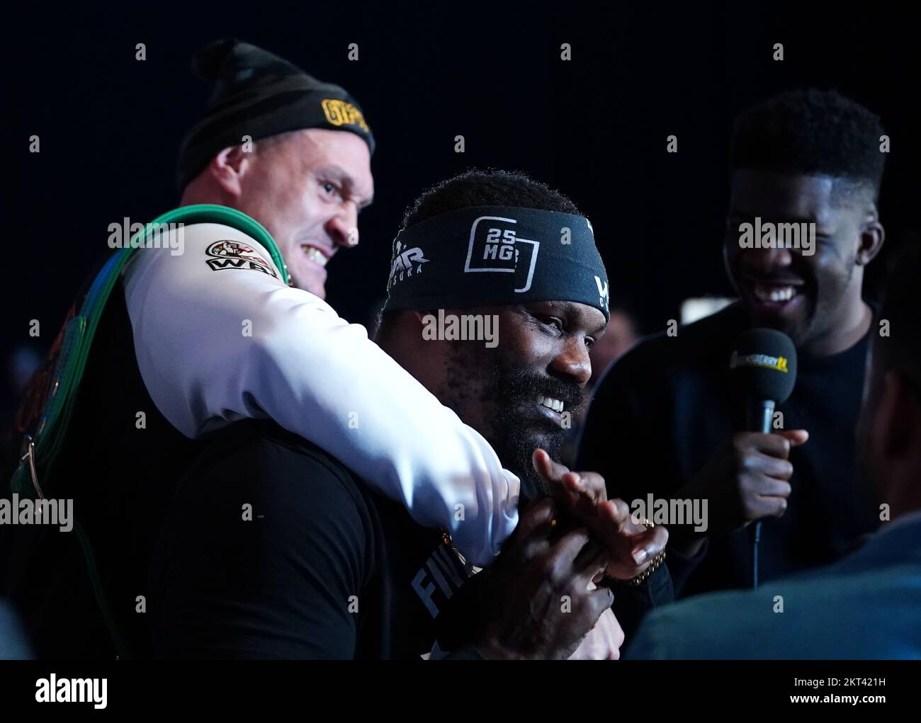 Tyson Fury ottiene Derek Chisora in un headlock durante un'attività mediatica al BT Studios, Queen Elizabeth Olympic Park, Londra. Data immagine: Martedì 29 novembre 2022. Foto Stock