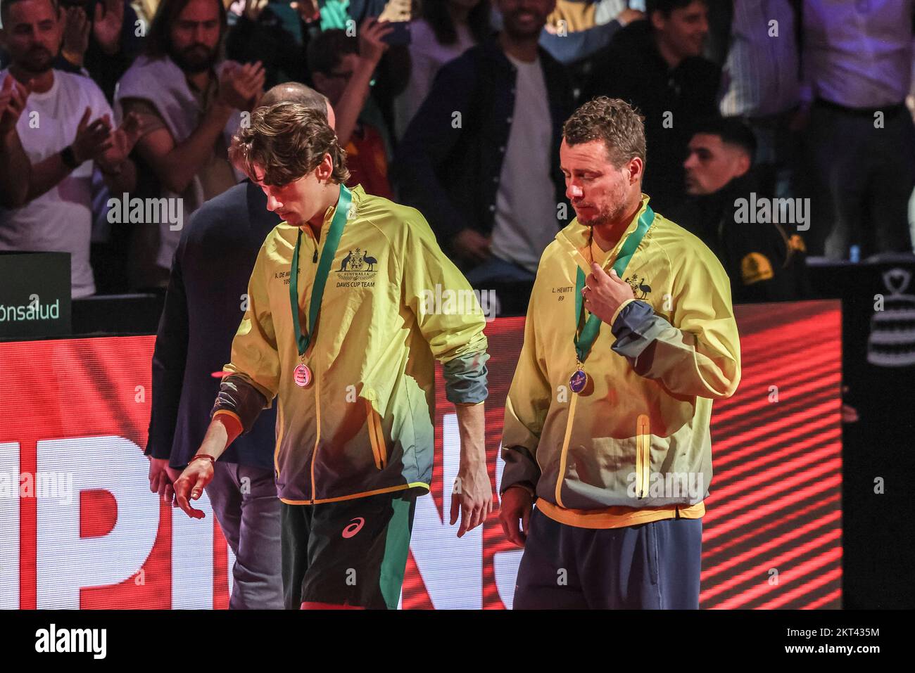 Il capitano australiano Alex de Minuar (L) e il capitano del team Lleyton Hewitt reagiscono delusi dopo la perdita della finale della Coppa Davis a Malaga, Spagna Foto Stock