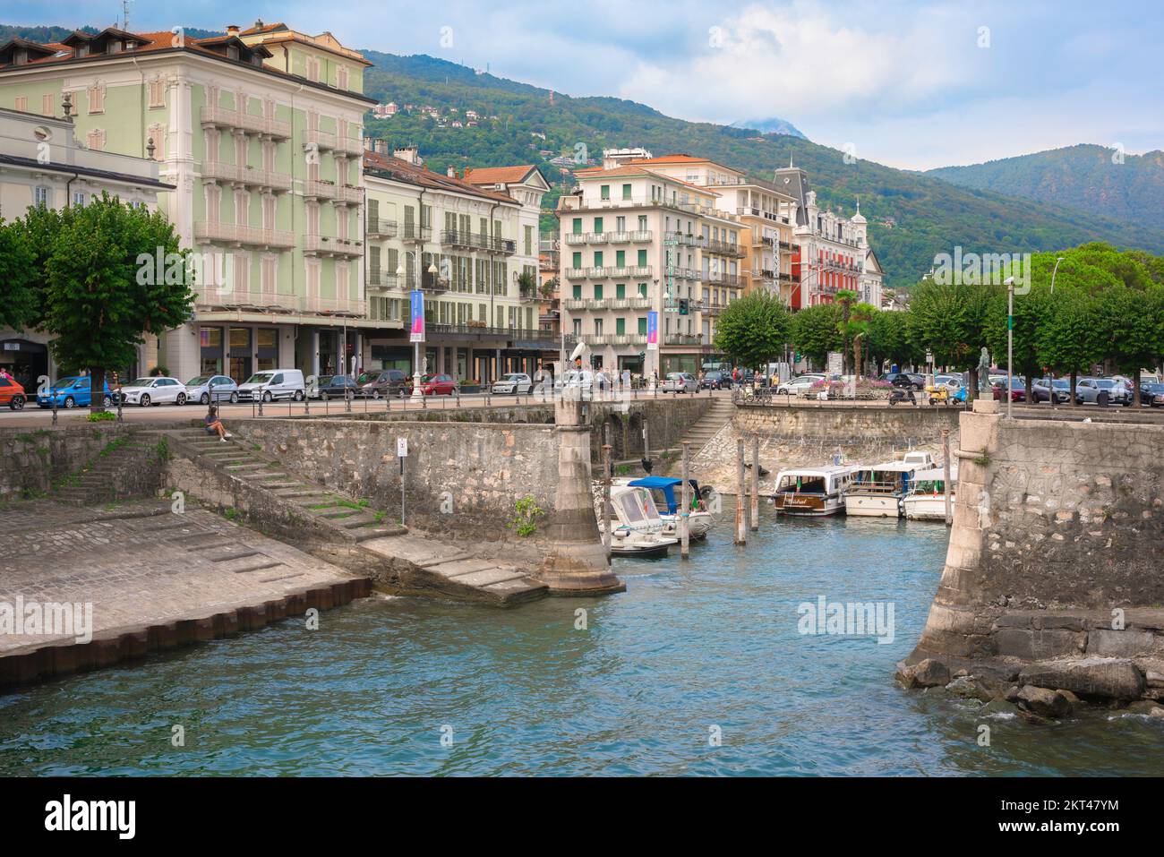 Stresa, vista sul vecchio porto situato accanto agli hotel sul lungolago in corso Italia a Stresa, Piemonte, Italia Foto Stock