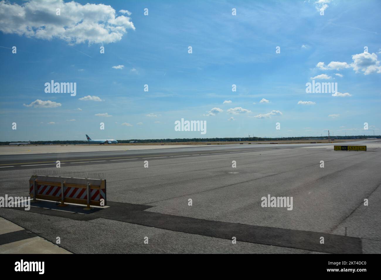 Aeroporto di Francoforte Germania 02 agosto 2022 - aereo Air Canada sulla strada per la pista con un sacco di tarmac e cielo blu Foto Stock