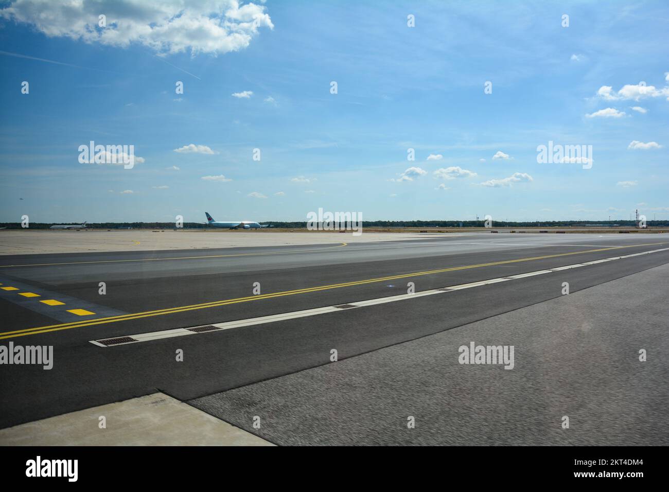 Aeroporto di Francoforte Germania 02 agosto 2022 - aereo Air Canada sulla strada per la pista con un sacco di tarmac e cielo blu Foto Stock