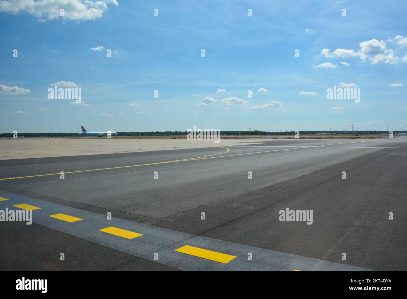 Aeroporto di Francoforte Germania 02 agosto 2022 - aereo Air Canada sulla strada per la pista con un sacco di tarmac e cielo blu Foto Stock