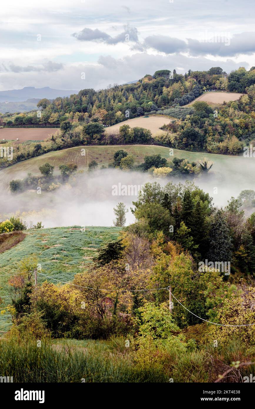 Nebbia mattutina e nuvole sulle colline del Montefeltro nei pressi del Belvedere Fogliense tra Pesaro e Urbino nelle Marche Foto Stock