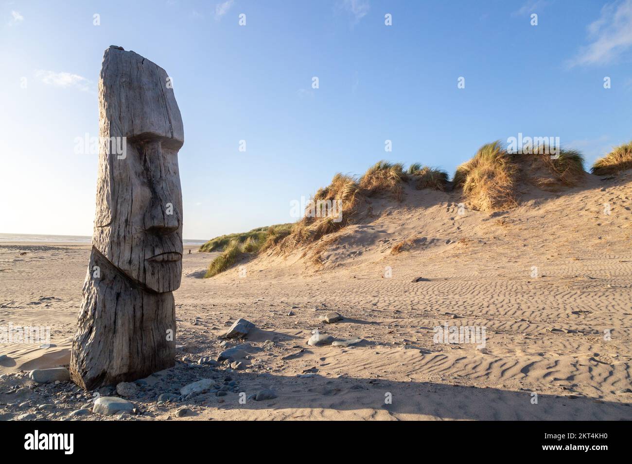 Statua in legno intagliata dell'uomo Maori dell'isola di Pasqua sulla spiaggia di Barmouth Foto Stock