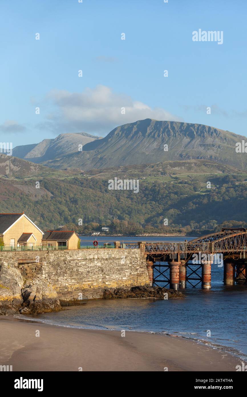 Il ponte a pedaggio di Barmouth attraversa il fiume Afon Mawddach con Cadair Idris sullo sfondo, Barmouth, Gwynedd, Galles, Regno Unito Foto Stock