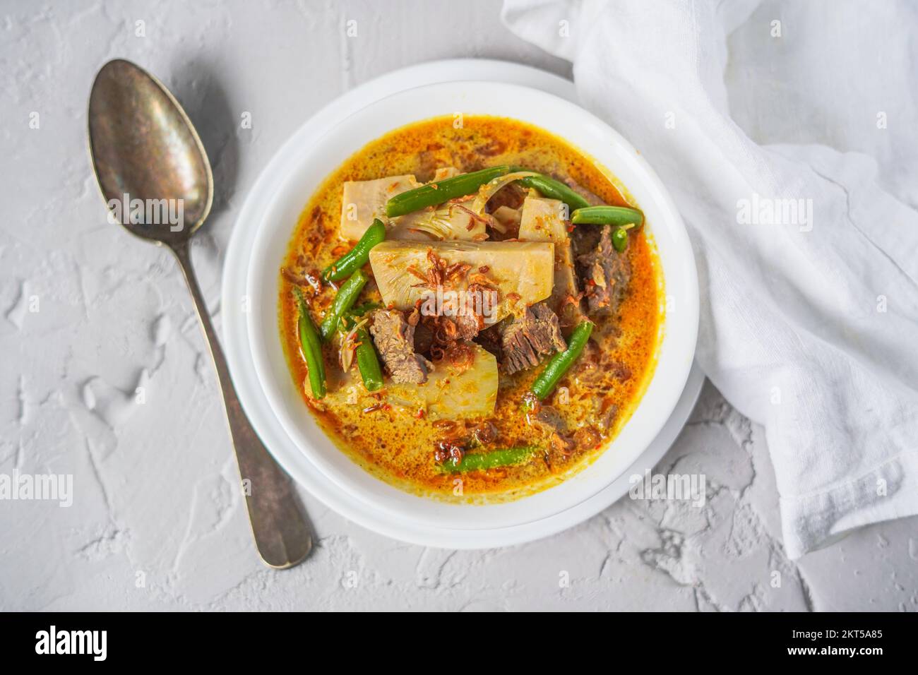 Sayur Nangka o Gulai Nangka è cibo indonesiano fatto di jackfruit giovani cotti in latte di cocco e fagioli lunghi e carne Foto Stock