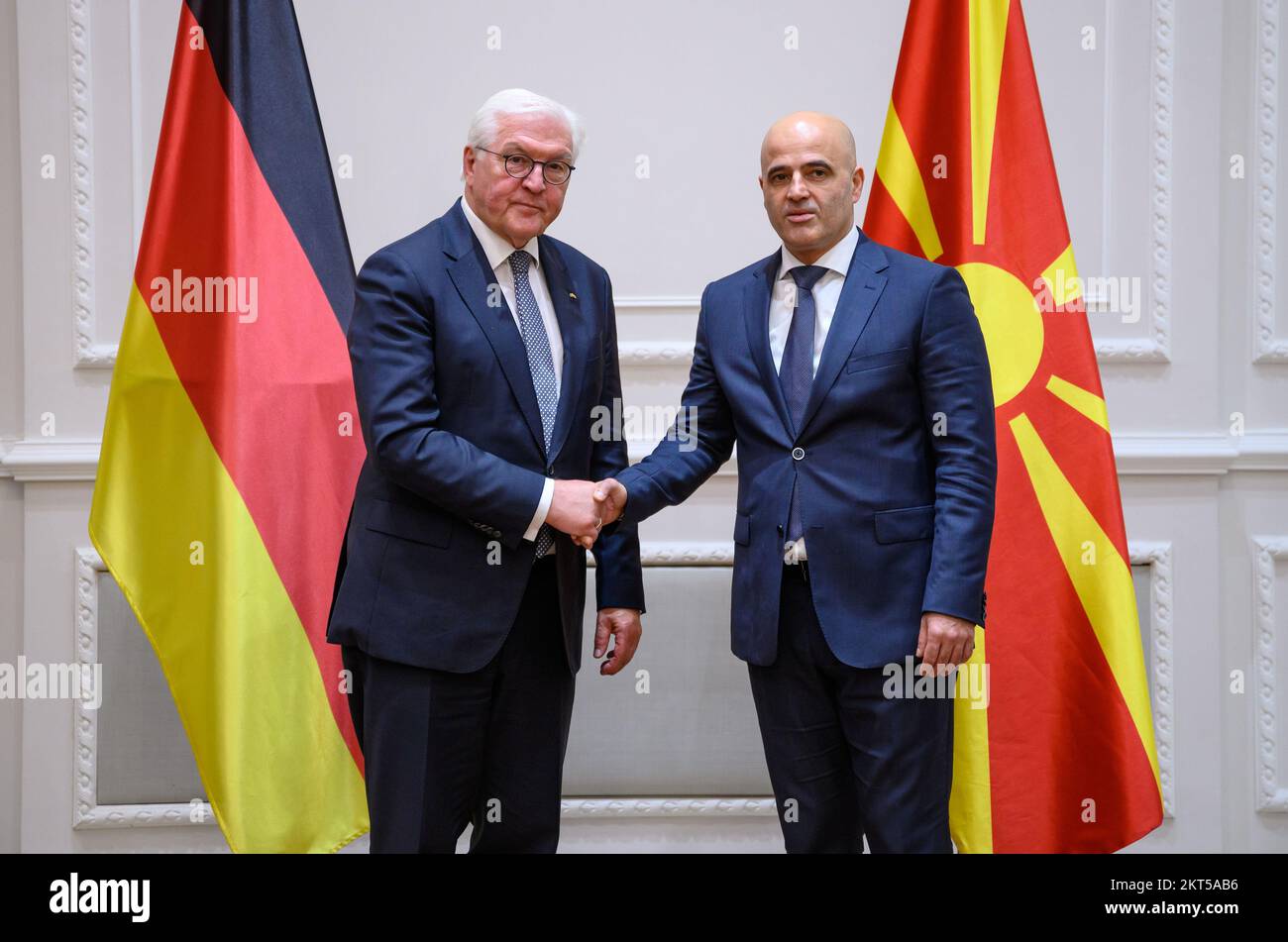 Skopje, Macedonia settentrionale. 29th Nov 2022. Il presidente tedesco Frank-Walter Steinmeier (l) e Dimitar Kovacevski, primo ministro della Macedonia del Nord, si incontrano per colloqui nell'edificio del governo. Il Presidente Steinmeier si rechi nella Macedonia settentrionale nel quadro della sua gita di quattro giorni nei Balcani. Il tema più importante è l'aspirazione del paese dei Balcani occidentali ad aderire all'Unione europea. Credit: Bernd von Jutrczenka/dpa/Alamy Live News Foto Stock