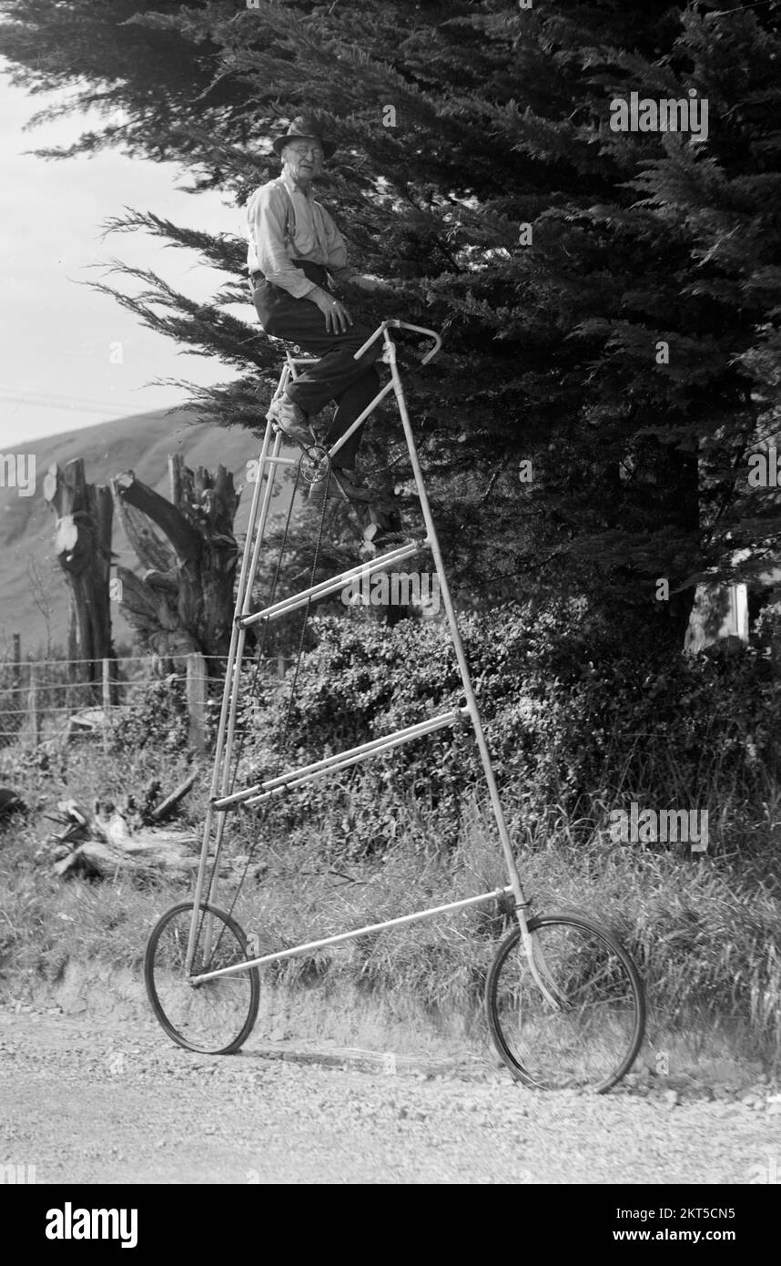 Bicicletta da corsa personalizzata da uomo in nuova Zelanda rurale - 1949 Foto Stock