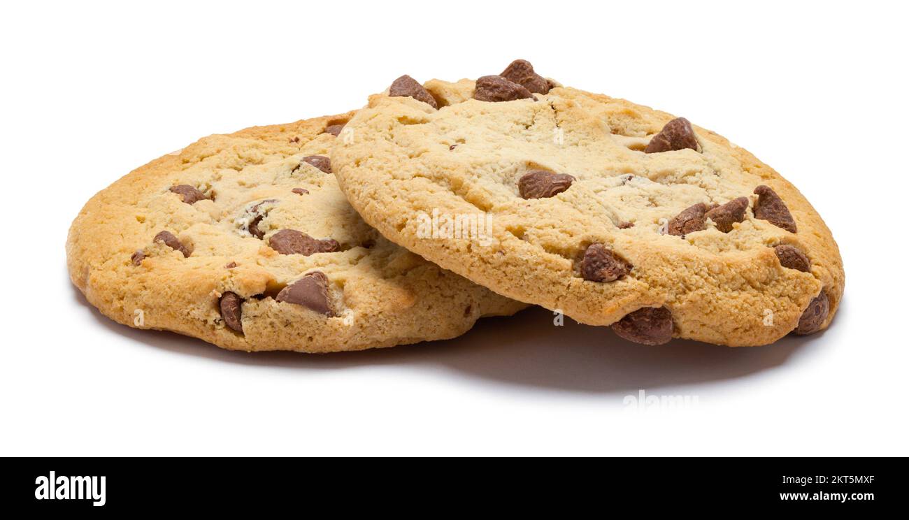 Due biscotti con chip di cioccolato tagliati sul bianco. Foto Stock