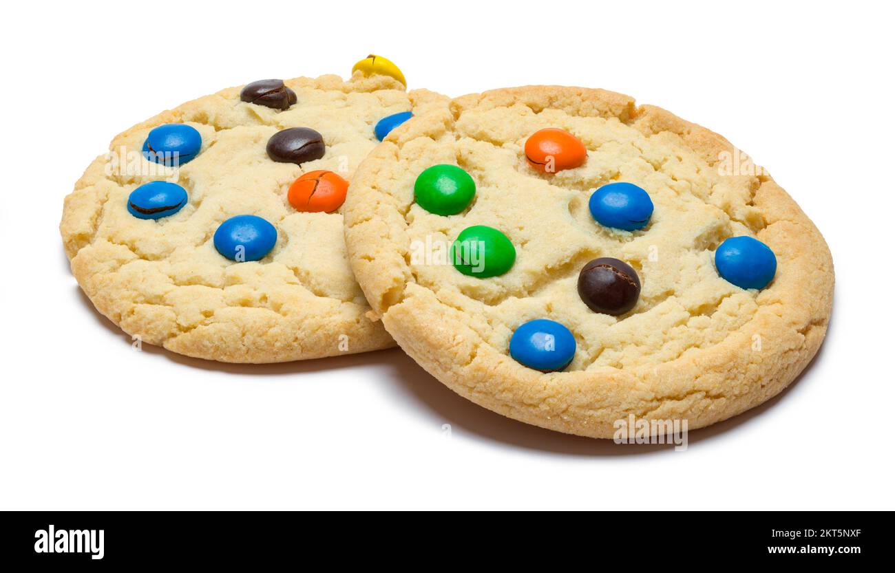 Due biscotti colorati con gocce di cioccolato tagliati sul bianco. Foto Stock