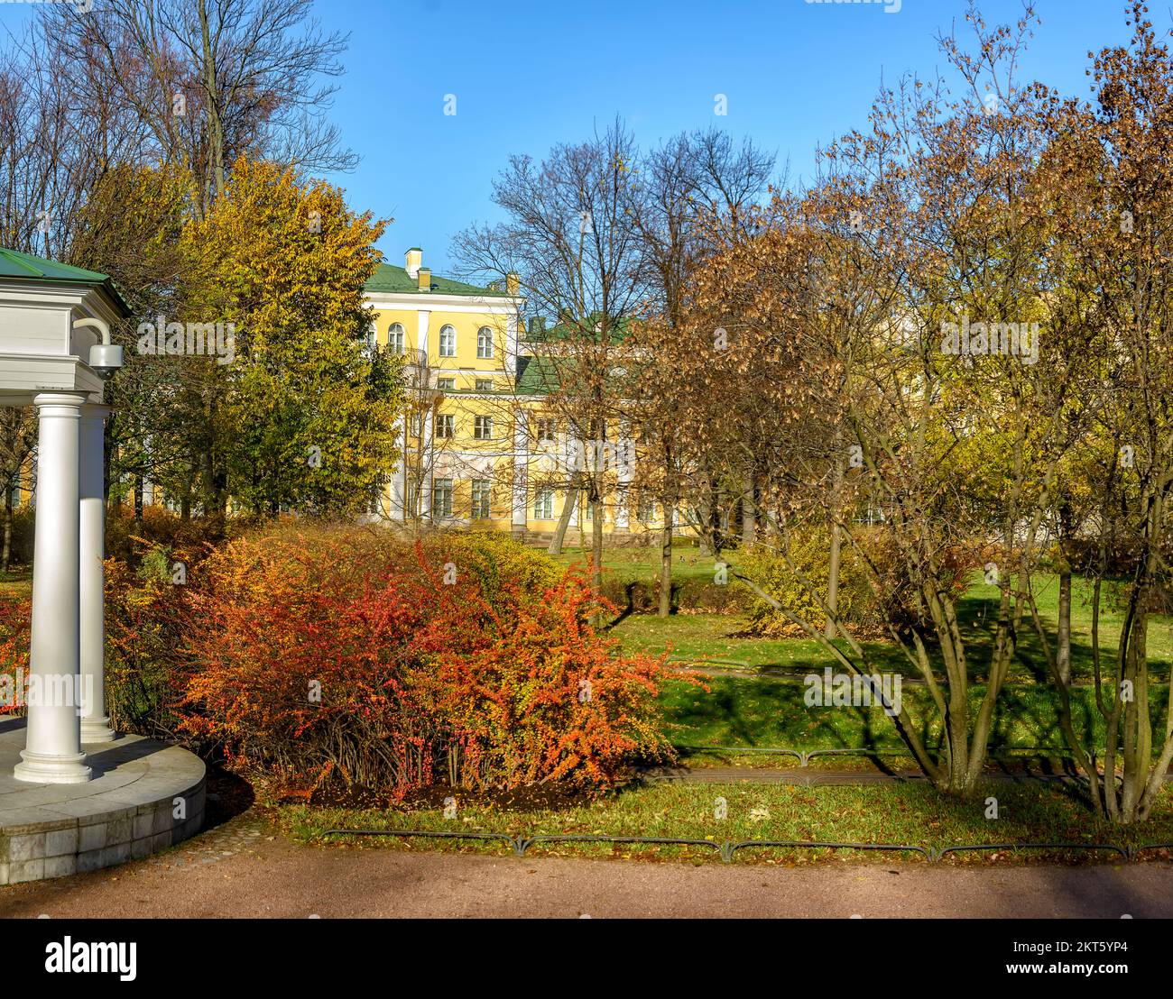 Passeggia attraverso il Giardino Polacco presso la tenuta di Derzhavin sull'argine del fiume Fontanka in St Pietroburgo. Foto Stock