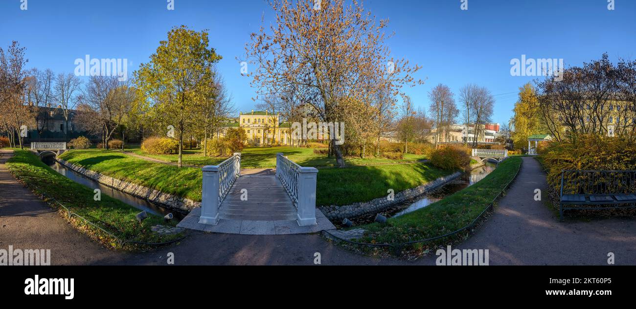 Passeggia attraverso il Giardino Polacco presso la tenuta di Derzhavin sull'argine del fiume Fontanka in St Pietroburgo. Foto Stock