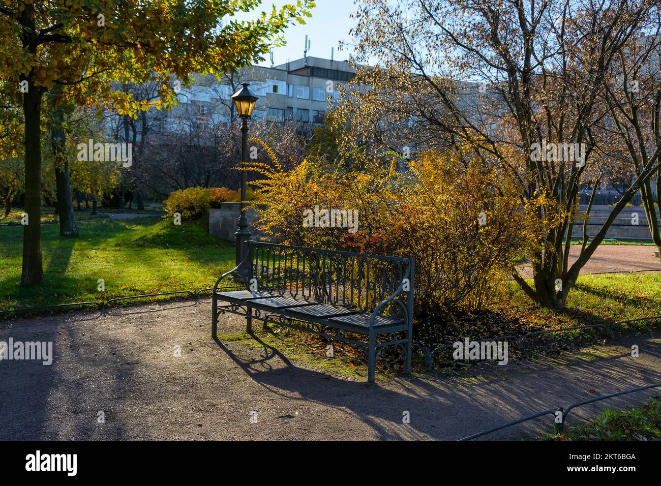 Passeggia attraverso il Giardino Polacco presso la tenuta di Derzhavin sull'argine del fiume Fontanka in St Pietroburgo. Foto Stock
