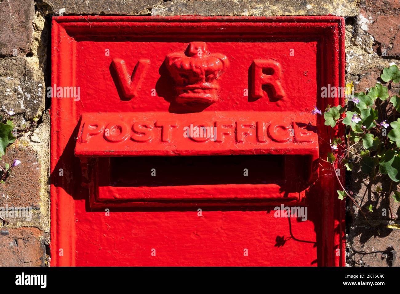 Rye East Sussex Red Post Box in muro con il simbolo VR per la Queen Victoria Post Box Royal Mail Post Box regno unito Rye Sussex Inghilterra UK GB Europa Foto Stock