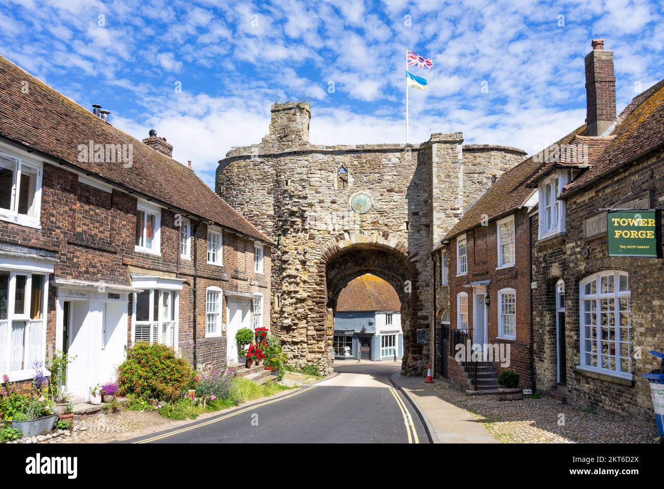 Rye East Sussex medievale Landgate Arch The Forge and Forge House East Cliff Rye Sussex Inghilterra UK GB Europa Foto Stock