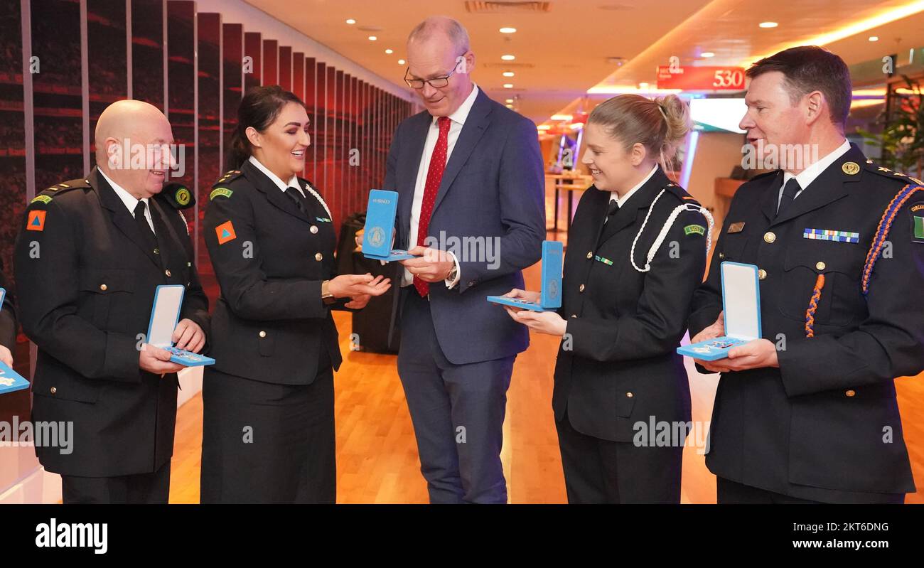 Il ministro irlandese degli Affari esteri e della Difesa, Simon Coveney (centro) saluta (da sinistra a destra) Bob Flynn di Offally, Shannon Reid di Kildare, Marion o'Donohoe da Laois e Niall Twomey da sughero mentre frequenta la presentazione delle medaglie Civil Defence Covid 19 al Croke Park di Dublino per onorare i volontari per i loro sforzi durante la pandemia Foto data: Martedì 29 novembre 2022. Foto Stock