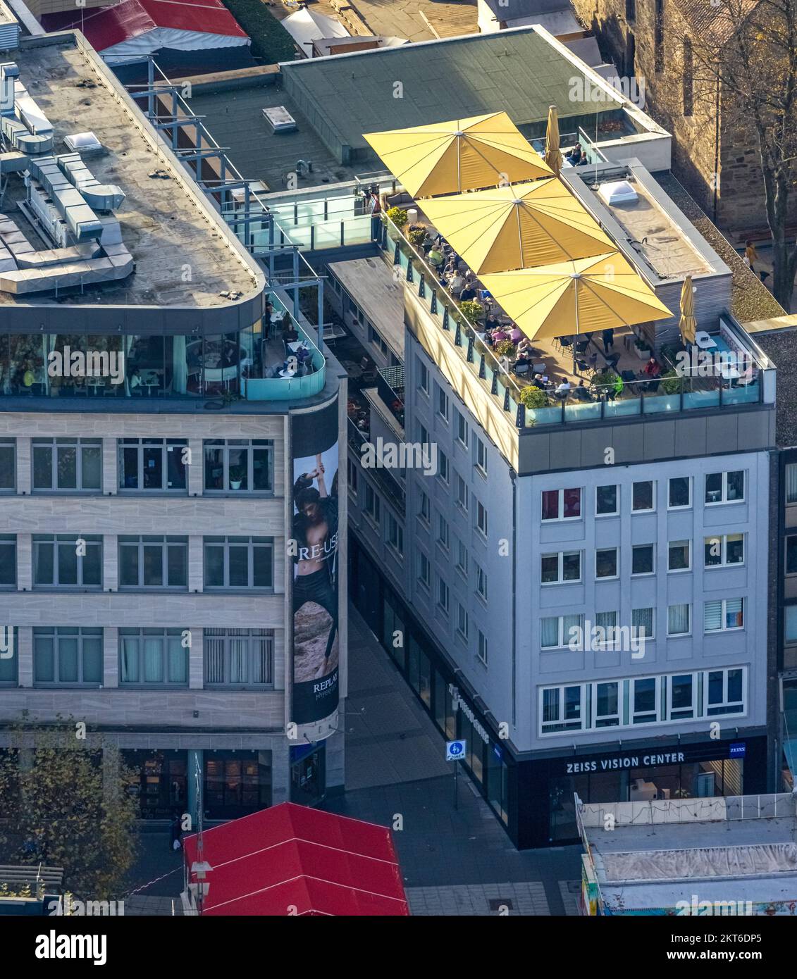 Vista aerea, Boulavardcafe Wiacker su Baltz House, ombrelloni gialli, tetto, terrazza sul tetto, Gleisdreieck, Bochum, zona della Ruhr, Renania settentrionale-Vestfalia, Foto Stock