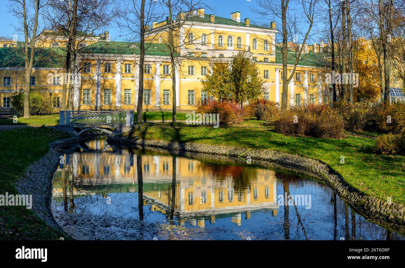 Passeggia attraverso il Giardino Polacco presso la tenuta di Derzhavin sull'argine del fiume Fontanka in St Pietroburgo. Foto Stock